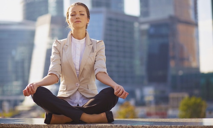 mulher-meditando-na-cidade